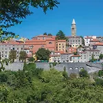 Lustria Villa