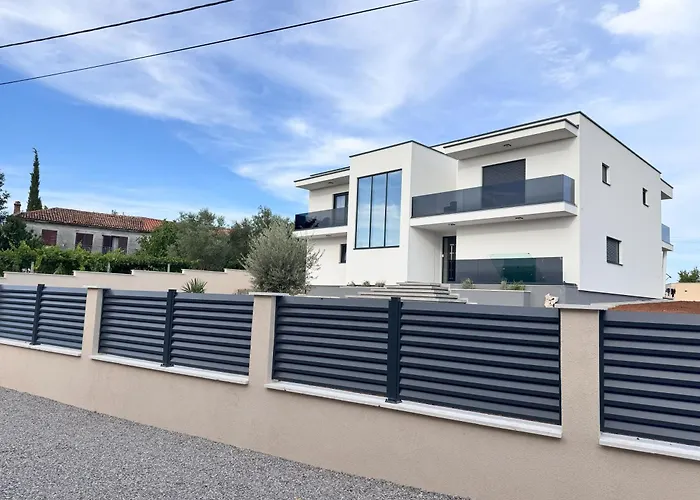 Lustria Villa