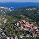 Lustria Villa