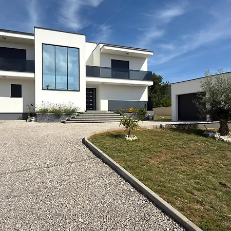 Lustria Villa